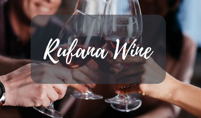 Eine Gruppe Leute stößt mit Weingläsern an.