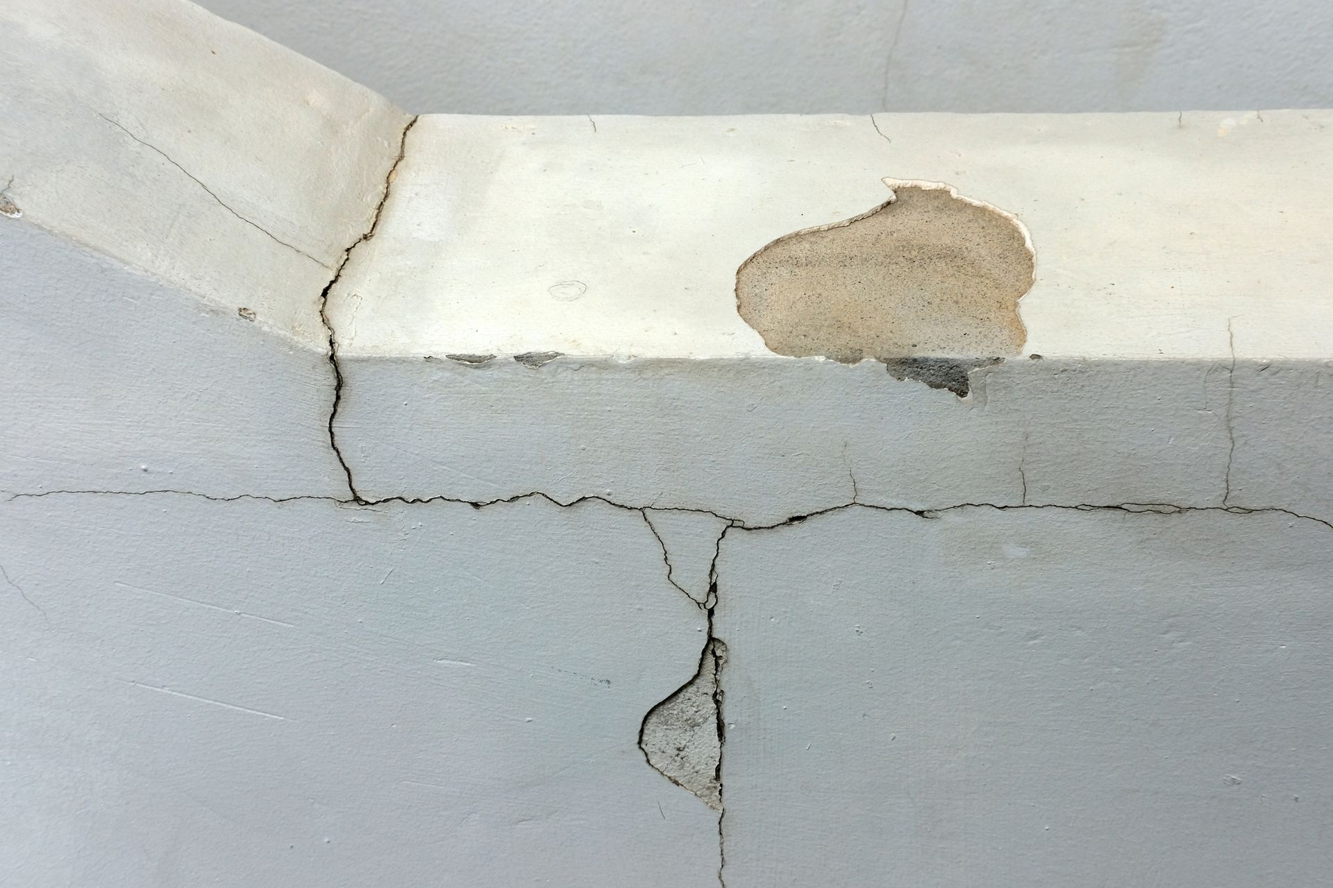 crack in concrete wall