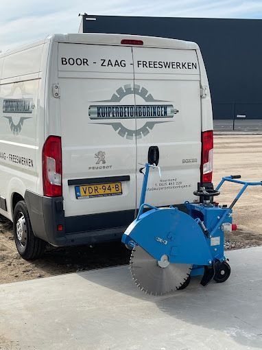 Werkbus Kuiper Betonboringen met grote beton vloerzaag. 