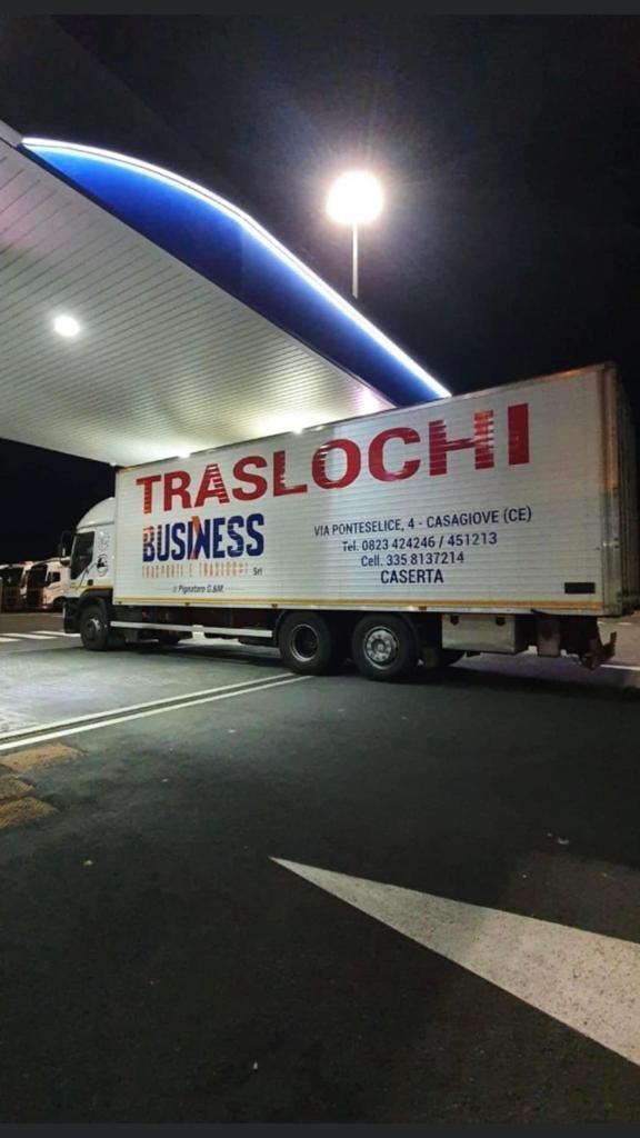 Un camion bianco con la scritta