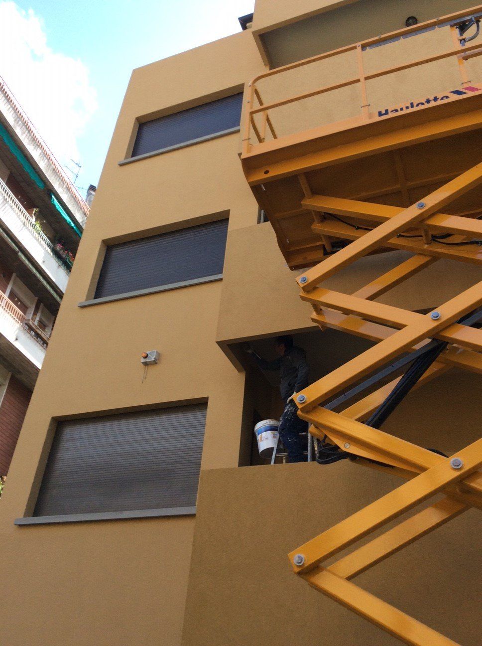 verniciatura esterna di un palazzo