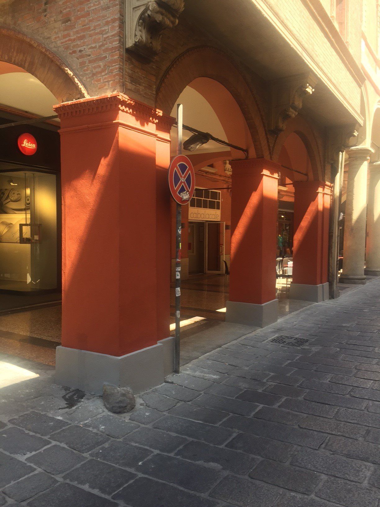 tinteggiatura di portici in un centro cittadino