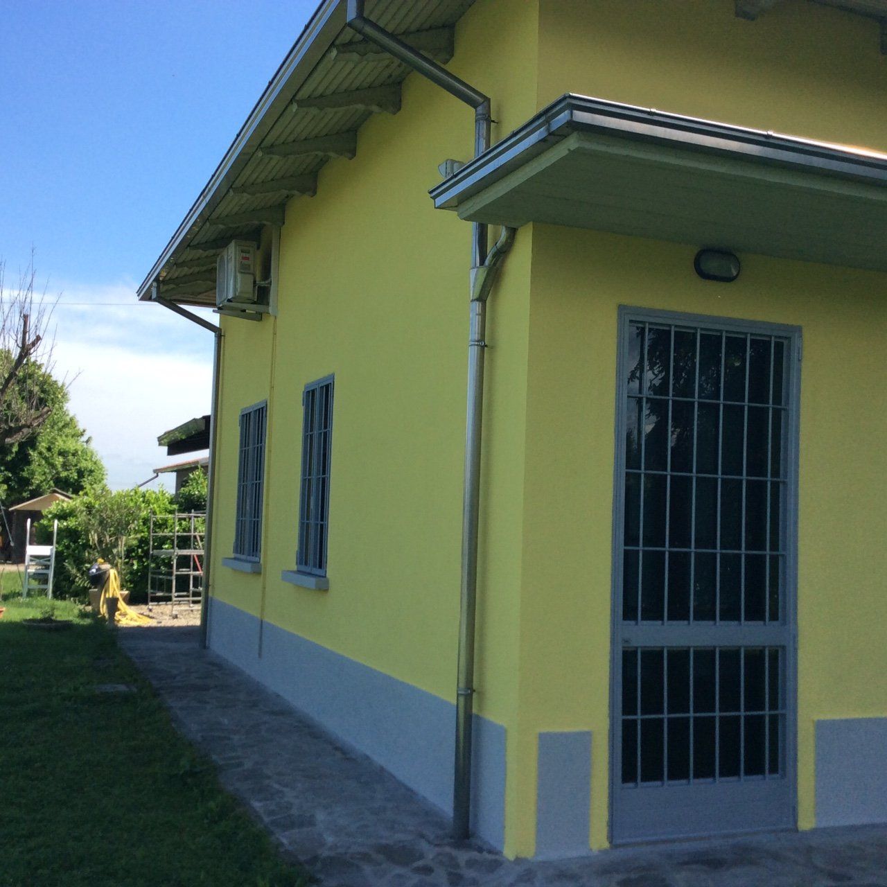 verniciatura professionale di una villa