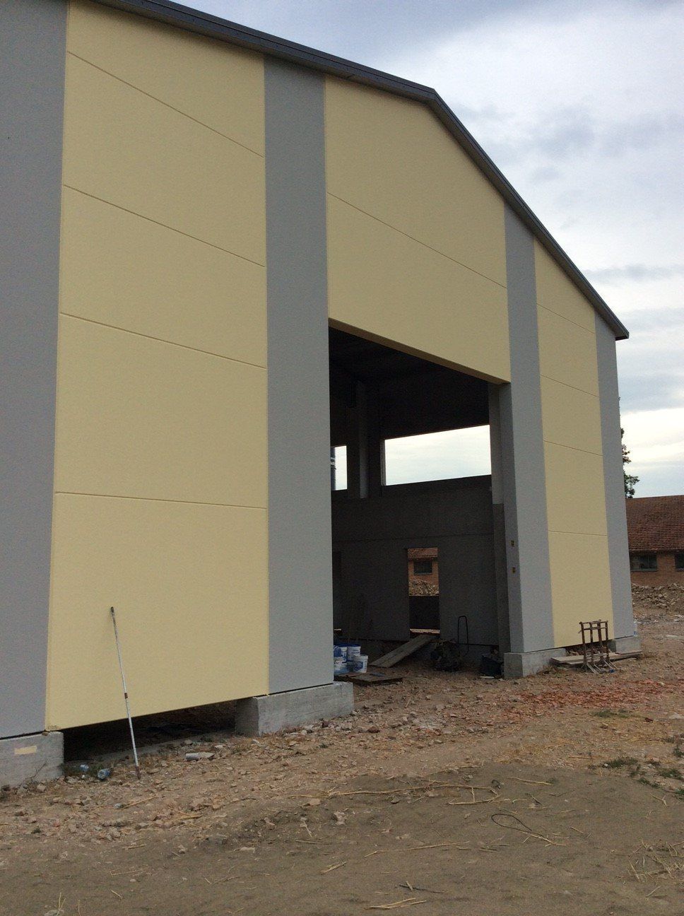 riverniciatura di un capannone industriale