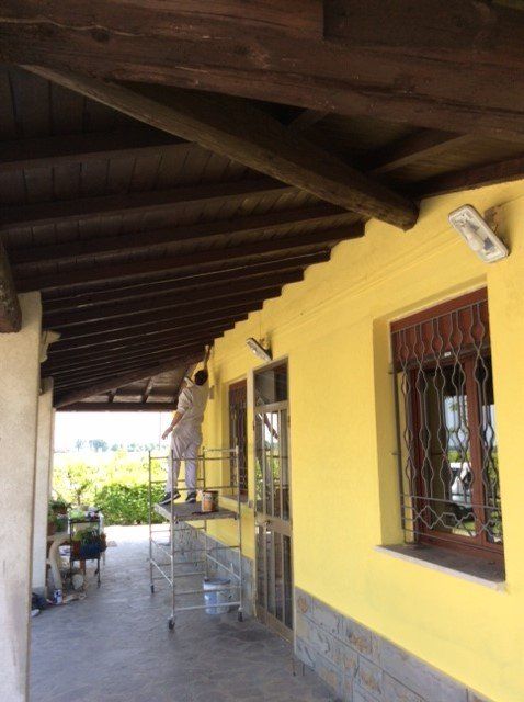 tinteggiatura di pareti esterne
