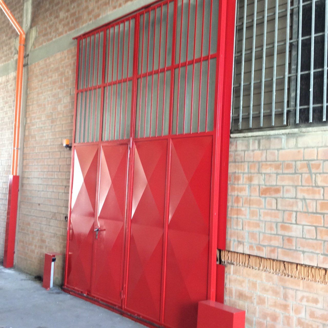 verniciatura rossa del portone di un garage