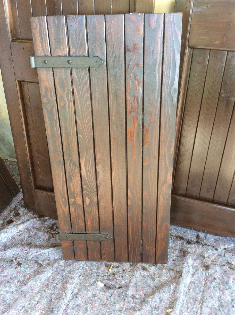 tinteggiatura di una recinzione in legno