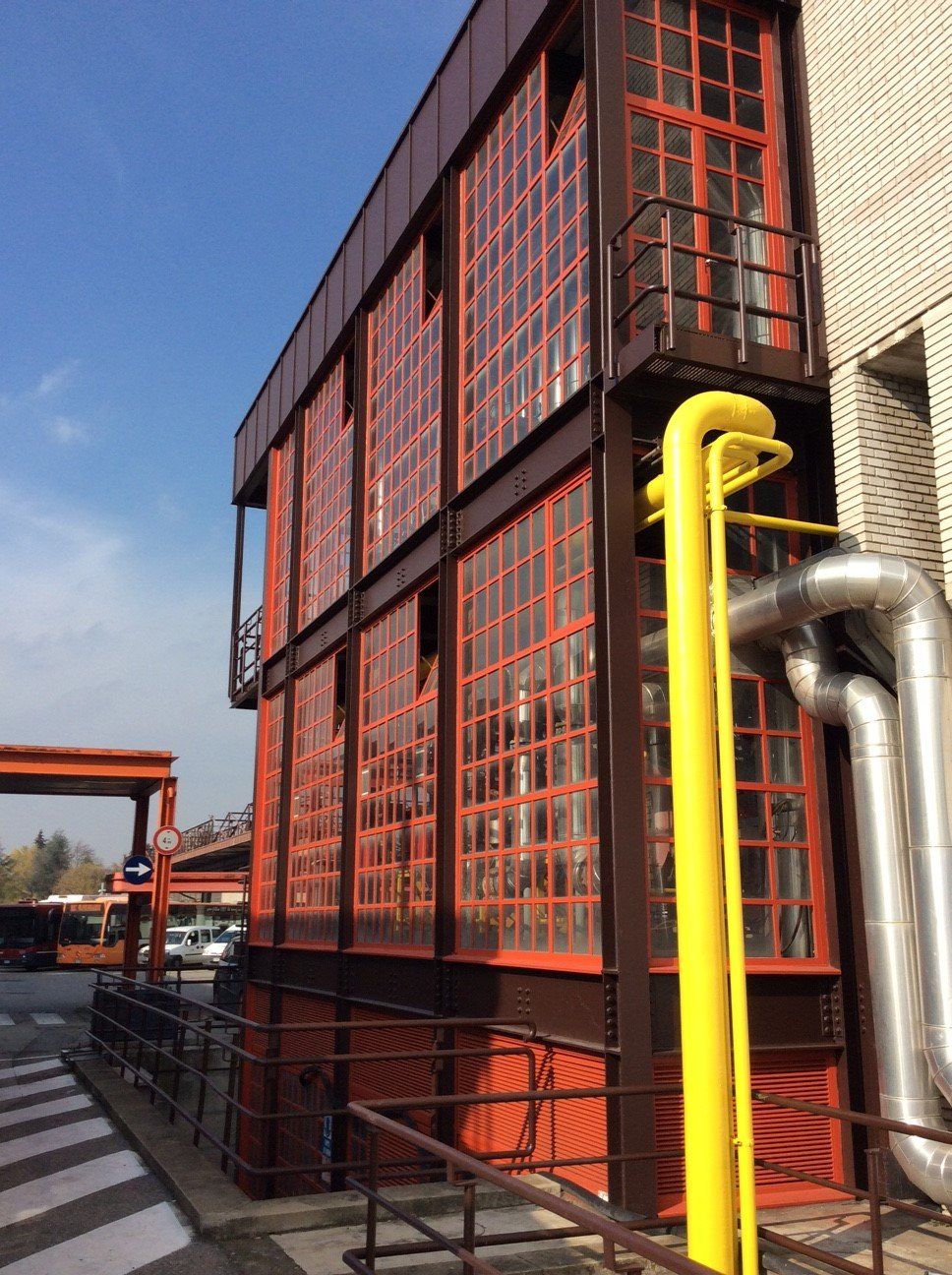 tinteggiatura vetrate di un palazzo