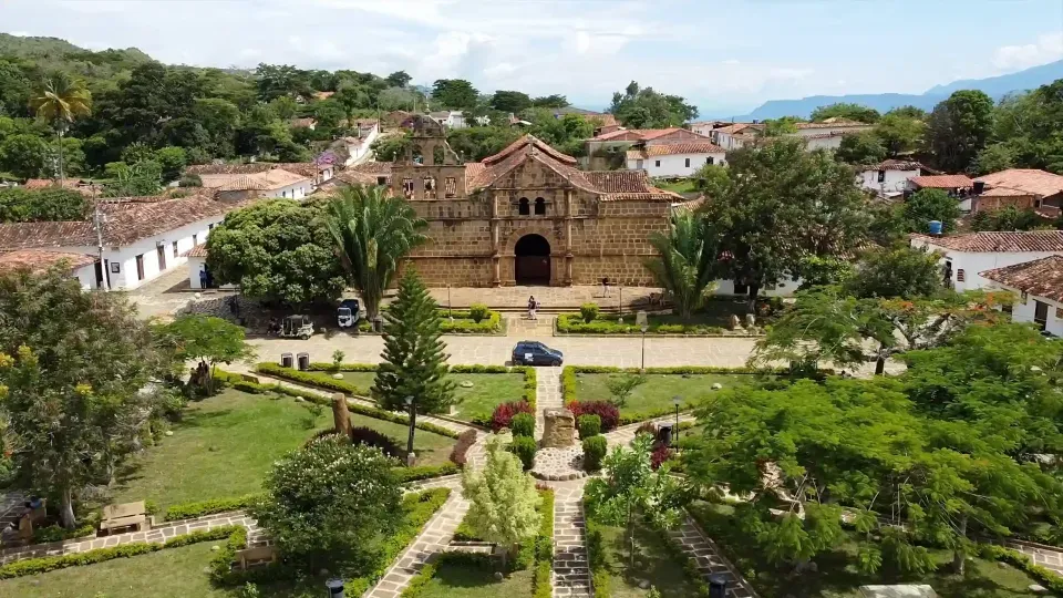 Parque principal de Barichara y su iglesia colonial, uno de los sitios turísticos más visitados de Santander cerca de La Nube Posada.