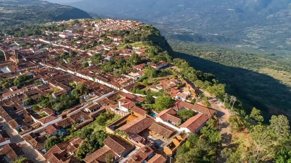 Parque principal de Barichara y su iglesia colonial, uno de los sitios turísticos más visitados de Santander cerca de La Nube Posada.