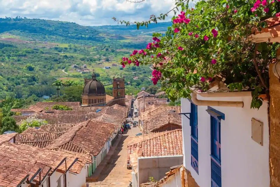 Vista panorámica de Barichara Santander con calles coloniales, iglesia y flores coloridas, cerca de La Nube Posada hotel boutique.