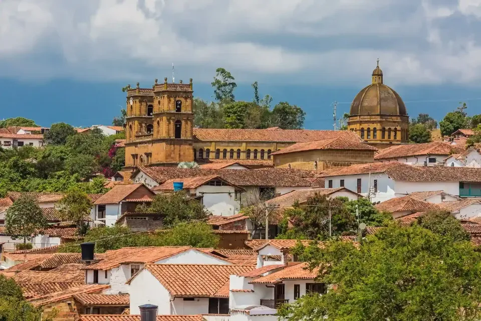 Arquitectura colonial de Barichara con iglesia y casas de teja, destino turístico en Santander recomendado por La Nube Posada hotel boutique.