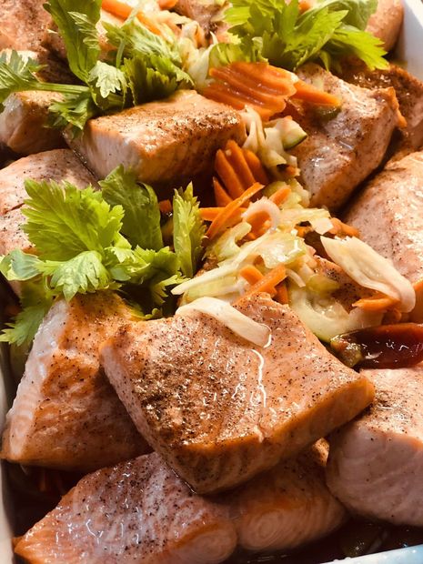 Salmone cotto con carote, sedano e spezie.