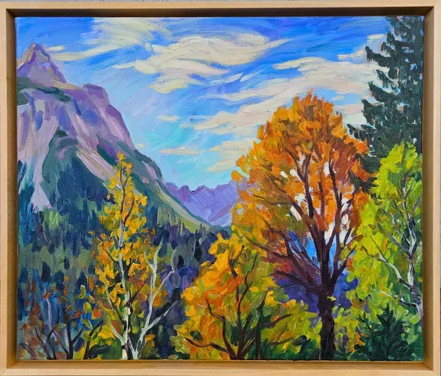 Ein Ölgemälde einer Berglandschaft im Herbst mit leuchtend gelben und orangefarbenen Bäumen unter einem blauen.