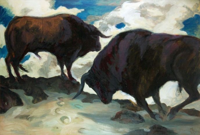 Zwei dunkle Stiere in einer felsigen, wolkenverhangenen Landschaft, einer steht still, der andere ist in Angriffsposition.