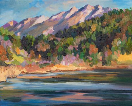 Impressionistisches Ölgemälde eines ruhigen Sees, in dem sich ein bewaldeter Hügel und zerklüftete.