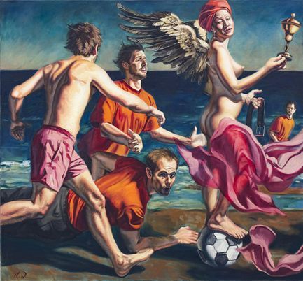 Drei Personen in orangefarbenen Hemden spielen Fußball an einem Strand, neben dem eine geflügelte.