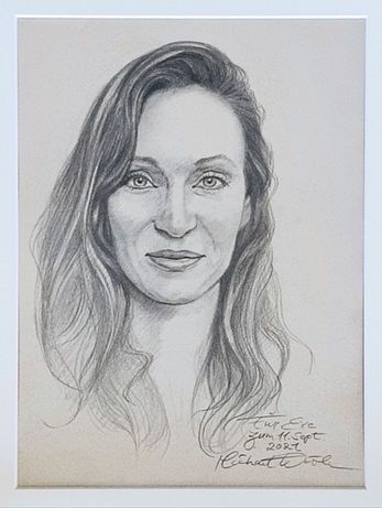 Eine Graphitporträtskizze einer Person mit langem, gewelltem Haar, von den Schultern aufwärts gesehen.