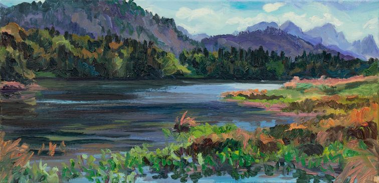 Ein Ölgemälde eines ruhigen Sees, umgeben von üppig grünen Bäumen, Gräsern und schroffen Bergen.