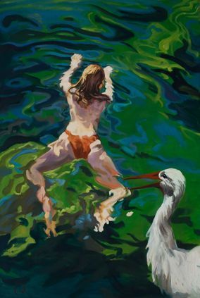 Eine Person schwimmt in grünem Wasser, während sich von unten rechts ein großer weißer Vogel mit langem Schnabel nähert.