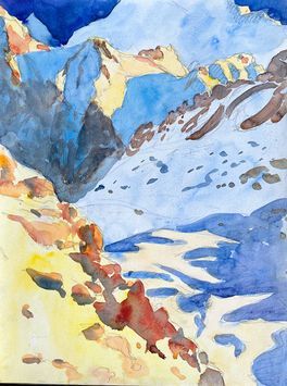 Ein Aquarellgemälde, das eine zerklüftete, schneebedeckte Berglandschaft zeigt.