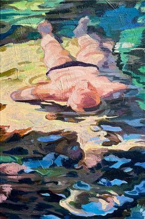 Ein Ölgemälde einer Person, die auf dem Rücken in klarem, schimmerndem türkisfarbenem und blauem Wasser treibt.