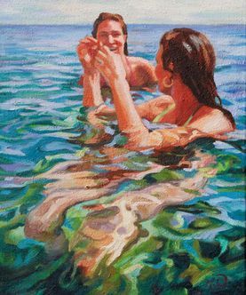 Zwei Menschen lachen, während sie im hellen, türkisfarbenen Meerwasser unter klarem Himmel waten.