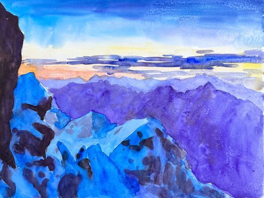 Aquarellgemälde einer Berglandschaft mit tiefblauen und violetten Gipfeln unter einem weichen, lichtdurchfluteten Himmel.
