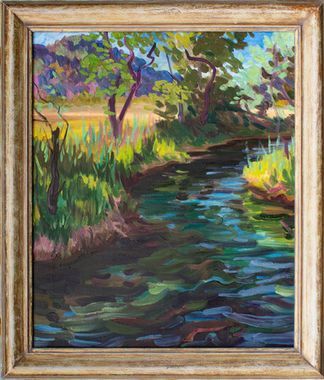 Impressionistisches Ölgemälde eines sonnenbeschienenen Baches, der unter strahlend blauem Himmel durch üppig grüne Bäume.