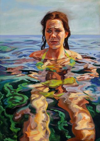 Eine Person mit nassem, dunklem Haar steht bis zur Brust im ruhigen Wasser.