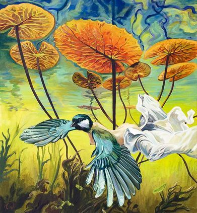 Ein Vogel mit blauen Flügeln taucht aus einem weißen Tuch auf, vor dem Hintergrund einer surrealen Unterwasserwelt.