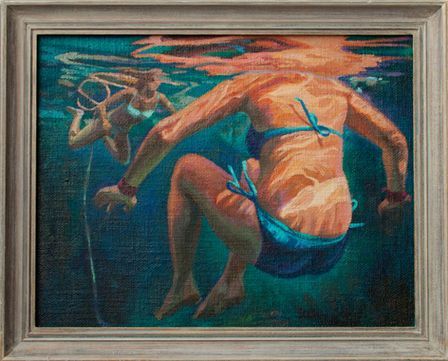 Ein Gemälde zeigt zwei Figuren, die in einer blauen Weite unter Wasser schwimmen.