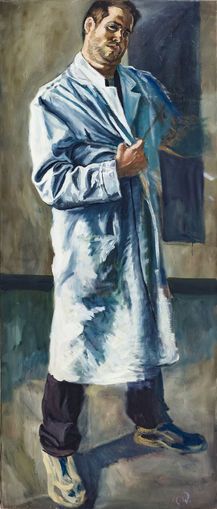 Eine stehende Person trägt einen Laborkittel über einer dunklen Hose.