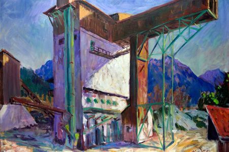 Ein expressionistisches Ölgemälde einer industriellen Steinbrechanlage vor dem Hintergrund violetter Berggipfel.