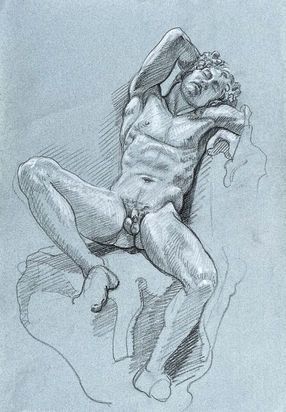 Eine Skizze auf blauem Papier, die eine liegende Figur mit einem hinter dem Kopf erhobenen Arm zeigt.