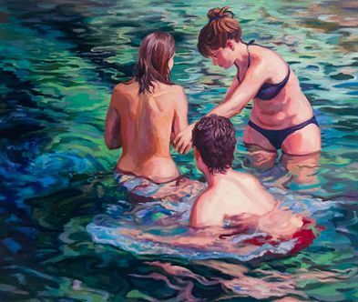 Drei Personen interagieren im klaren, türkisfarbenen Wasser, wobei eine Person im Bikini einer anderen zum Zentrum hilft.