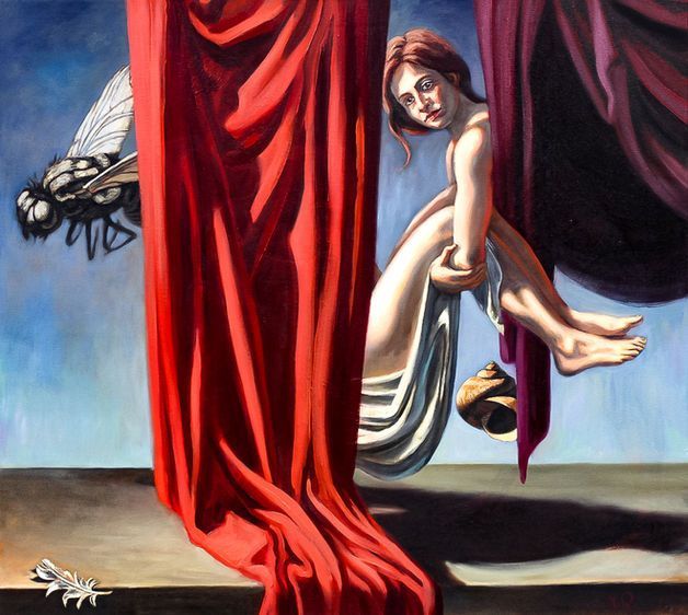 Ein surrealistisches Gemälde zeigt eine in Stoff gehüllte Gestalt, die hinter einem roten Vorhang auftaucht.