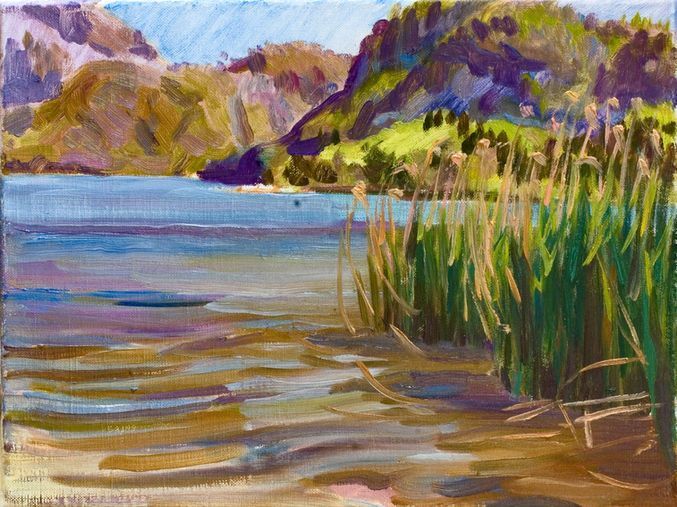Ein impressionistisches Landschaftsgemälde, das ein ruhiges Seeufer mit hohem grünen Schilf im Vordergrund.