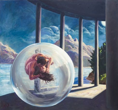 Ein Paar umarmt sich in einer transparenten Kugel, die auf einer Terrasse mit Blick auf einen ruhigen See und Berge.