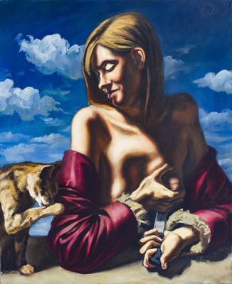 Eine Person in einem roten Gewand sitzt vor einem blauen, bewölkten Himmel und hält ein Messer in der Hand.