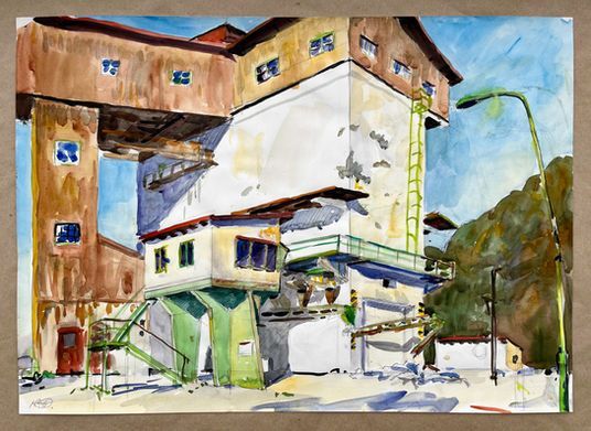 Aquarellgemälde eines alten, mehrstöckigen Industriegebäudes mit rostbraunen und weißen Wänden vor blauem Himmel.