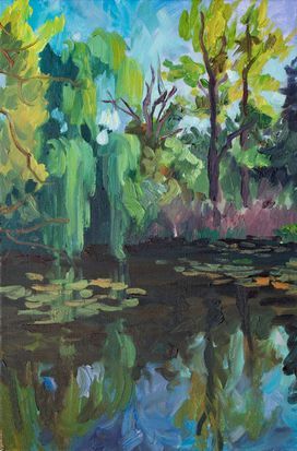 Ölgemälde im impressionistischen Stil, das einen Teich zeigt, in dem sich üppig grüne Bäume und ein blauer Himmel spiegeln.