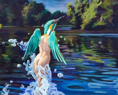 Ein Gemälde zeigt eine menschliche Figur mit leuchtend türkisfarbenen Vogelflügeln, die aus einem Fluss aufsteigt.