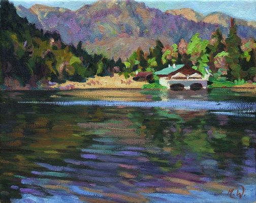 Impressionistisches Gemälde eines Hauses am Seeufer am Fuße violetter Berge, mit tanzenden Spiegelungen auf dem Wasser.