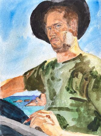 Ein Aquarellporträt einer Person mit dunklem Hut und grünem Hemd, die vor einer leuchtend blauen Küstenlandschaft sitzt.