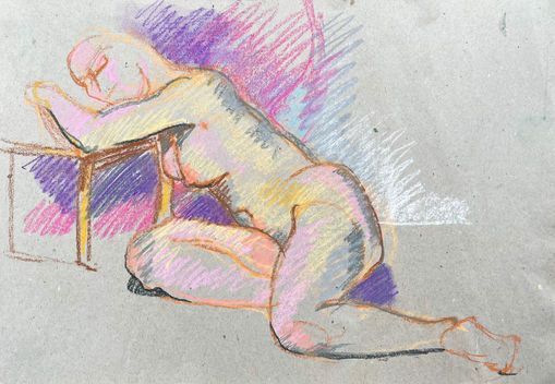 Eine Buntstiftskizze auf grauem Papier zeigt eine Figur, die kniend auf dem Boden sitzt und ihren Oberkörper.