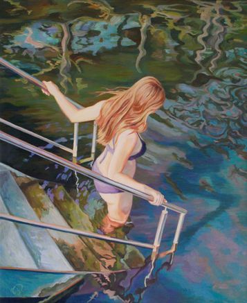 Eine Frau mit langen, rötlichen Haaren im Bikini steigt eine Treppe hinunter in dunkles, gekräuseltes, blaugrünes Wasser.
