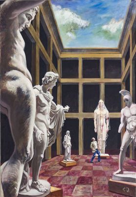 Eine einsame Gestalt schreitet durch eine Galerie mit großen, klassischen Marmorstatuen.