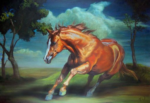 Ein kastanienbraunes Pferd mit weißer Gesichtszeichnung galoppiert über ein grünes Feld vor einem stürmischen blauen Himmel.