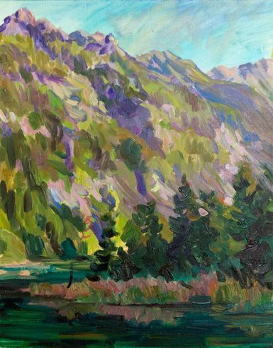 Impressionistisches Ölgemälde eines sonnenbeschienenen Berghangs, der sich über einem dunklen, spiegelnden See erhebt.